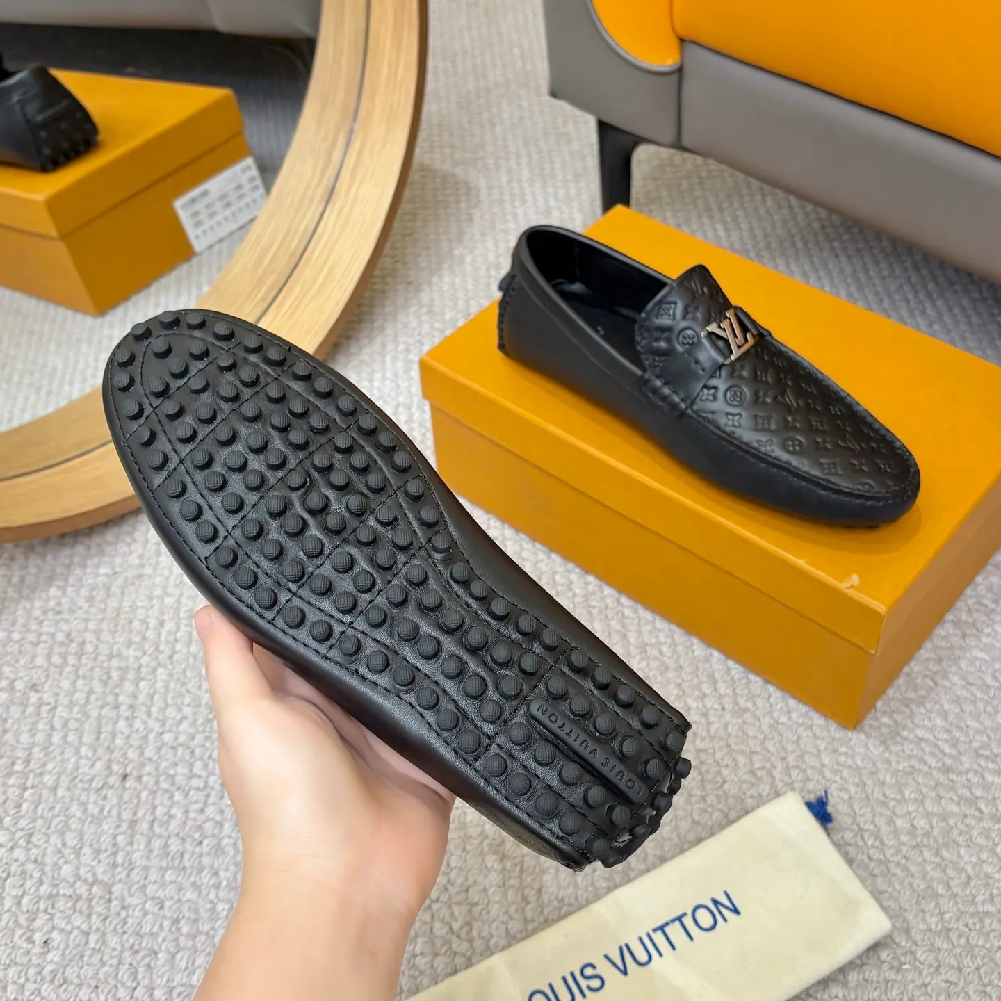 Men's men's shoes 💰420 (Yangli) LV 2⃣️0⃣️2⃣️5️⃣Spring and summer counter GLORIA series models ✈️Original factory special leather production, original last type. A classic driving slip-on casual shoe that shows an elegant style with exquisite craftsmanship details such as Monogram embossing all over the upper🌀Italian imported calfskin fabric Sheepskin foot pads➕Inside～Private mold replica sole Unique style Comfortable driving slip-on Size: 4-12 (38-46) Comes with [Counter packaging: original box, wrapping paper, card, instruction manual, shoehorn, cloth bag] No pressure to enter and leave the counter!